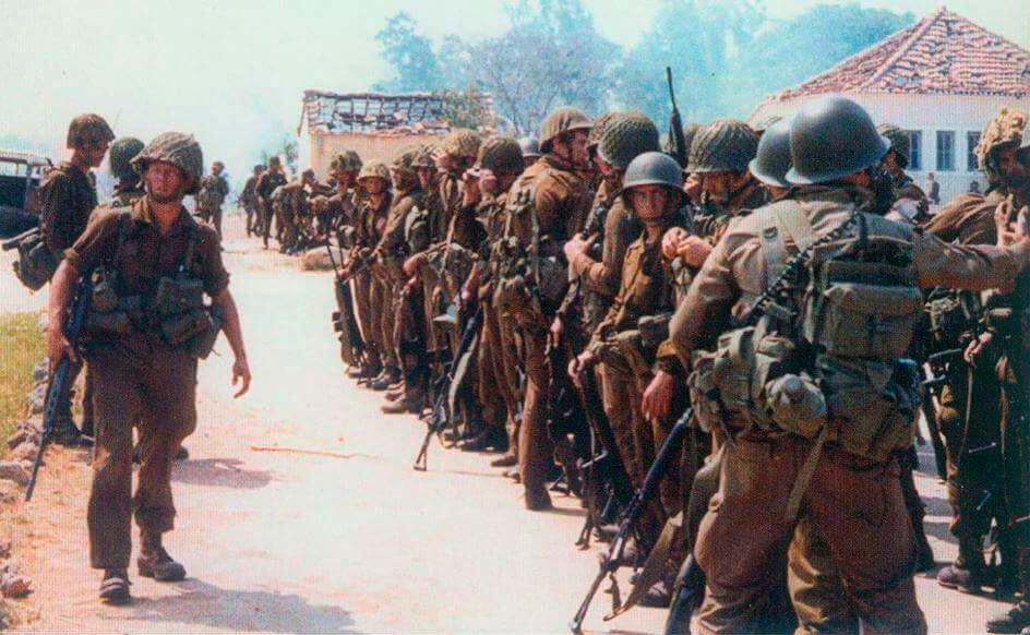 ВДВ ЮАР десантники после боя в Кассинге, операция "Северный Олень", 4 мая 1978 года.